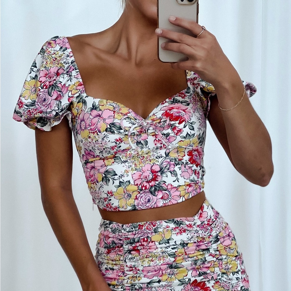 Floral Corset-like Top with Puff Sleeves
